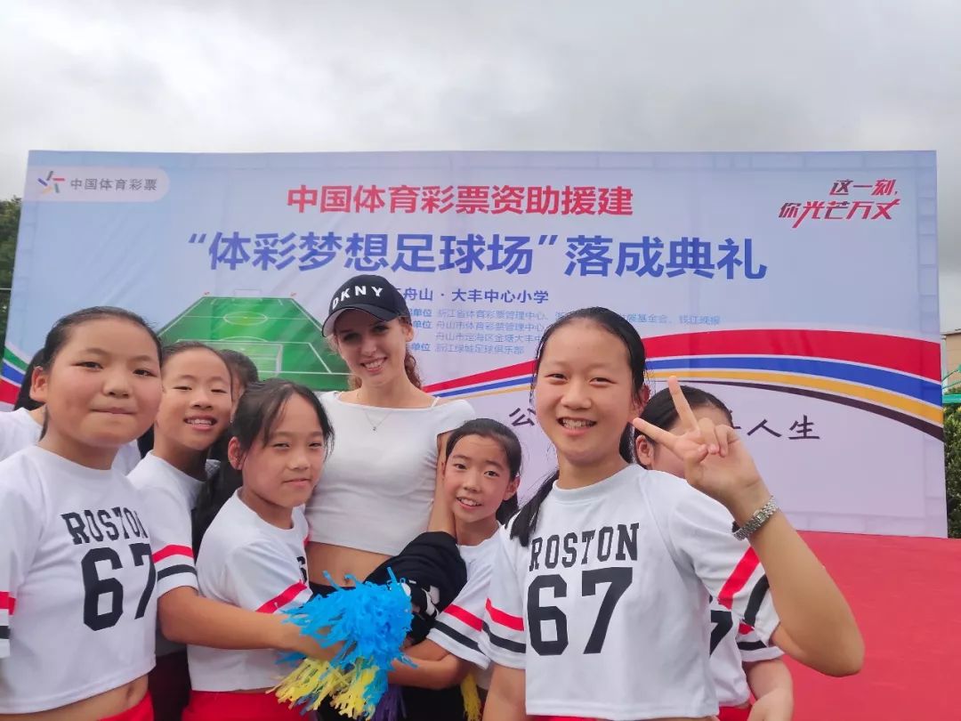 海岛小学的开学第一天，收到的礼物是一座足球场！