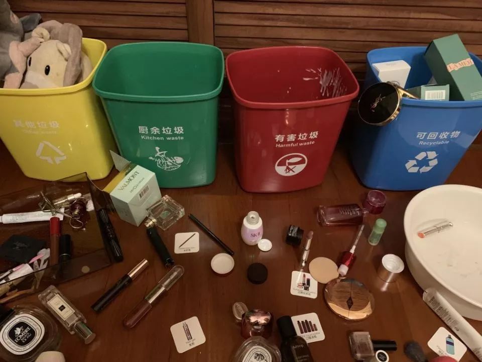 熊孩子丢垃圾回来,小孩与家长垃圾分类