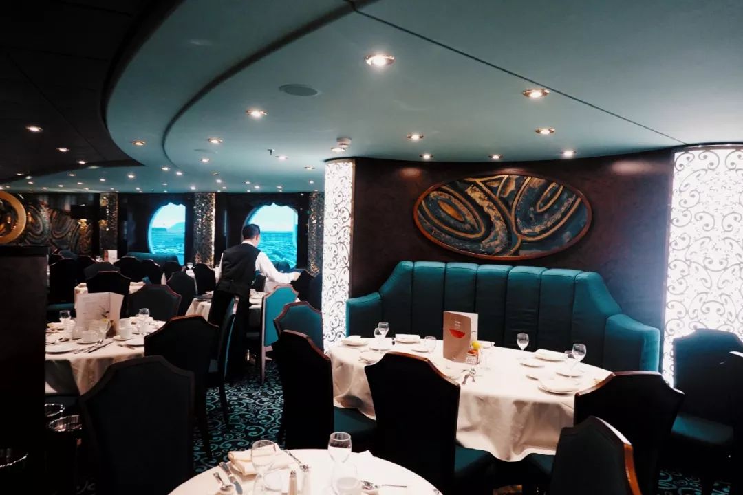 镶嵌47400颗水晶的楼梯花2千万登上这艘船的20万人都来打卡拍照