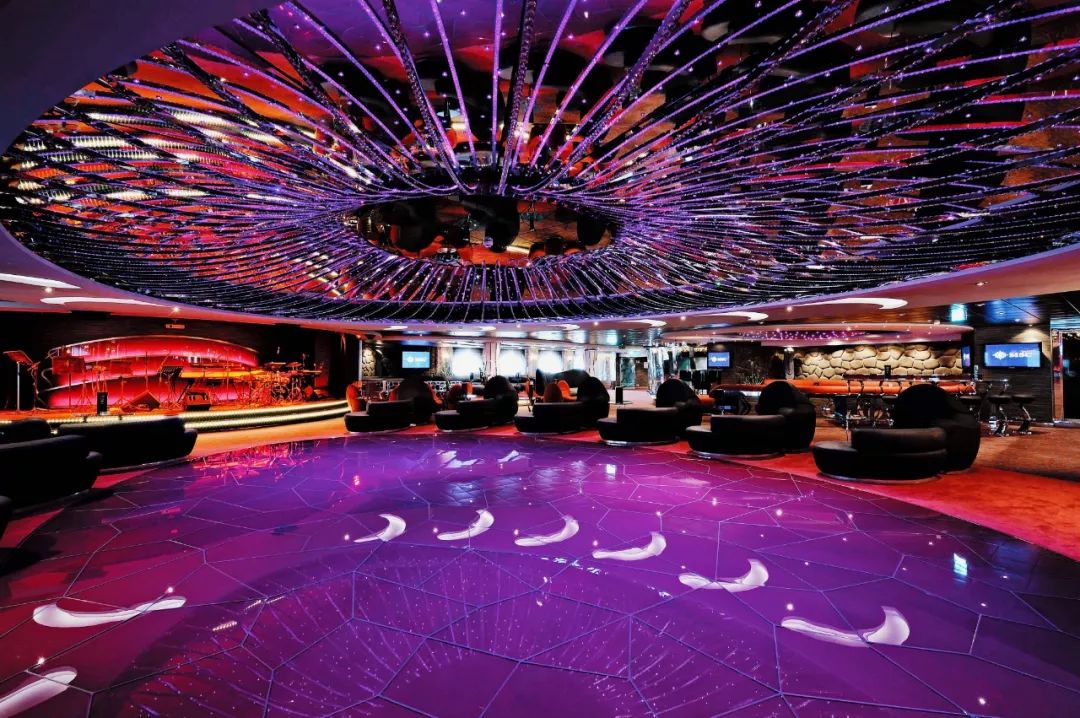 镶嵌47400颗水晶的楼梯花2千万登上这艘船的20万人都来打卡拍照