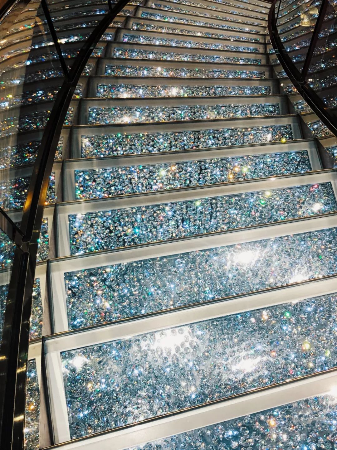 镶嵌47400颗水晶的楼梯花2千万登上这艘船的20万人都来打卡拍照