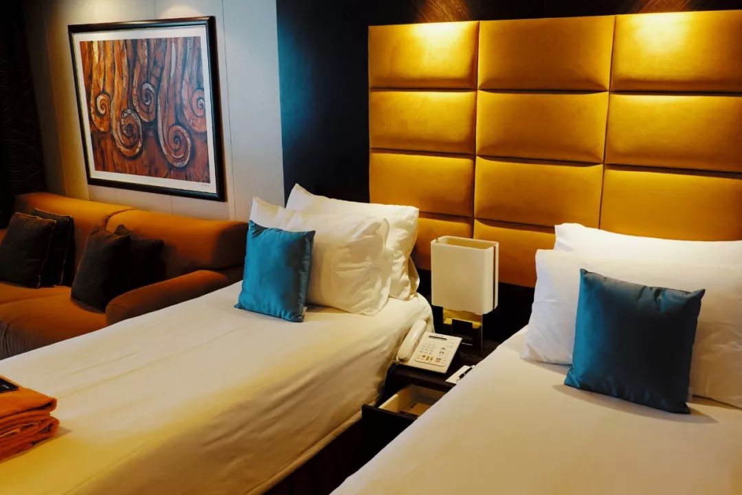 镶嵌47400颗水晶的楼梯花2千万登上这艘船的20万人都来打卡拍照