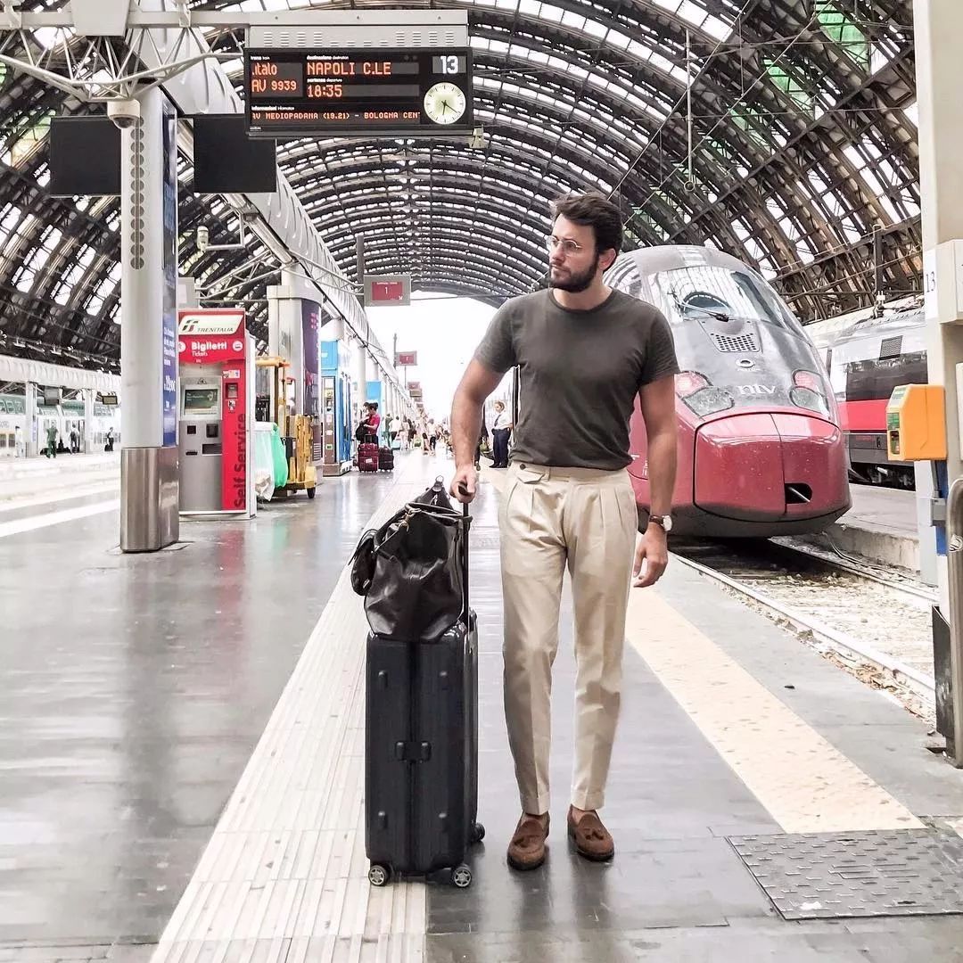 男人穿什么显得有钱,穿浅色裤子的男人性格