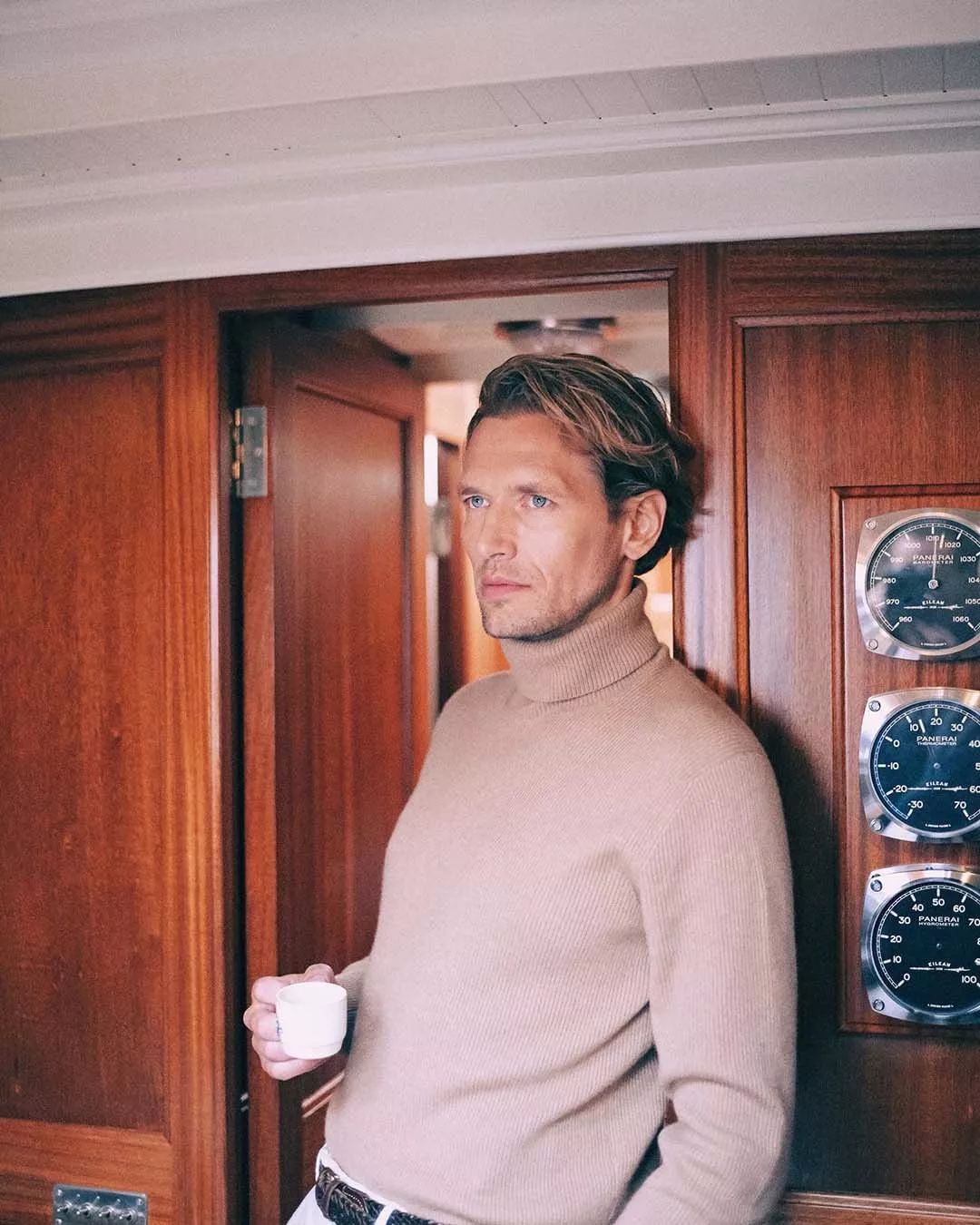 男人穿什么显得有钱,穿浅色裤子的男人性格