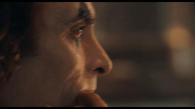 它因为尺度太大，被美国人*制抵**上映……