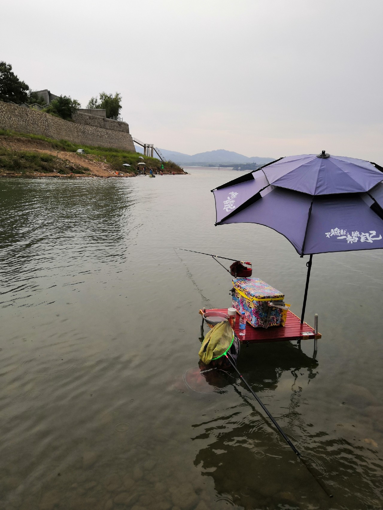 手里的竿水里的鱼，还有捡垃圾的真钓鱼人