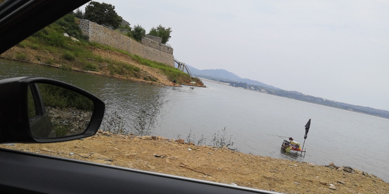 手里的竿水里的鱼，还有捡垃圾的真钓鱼人