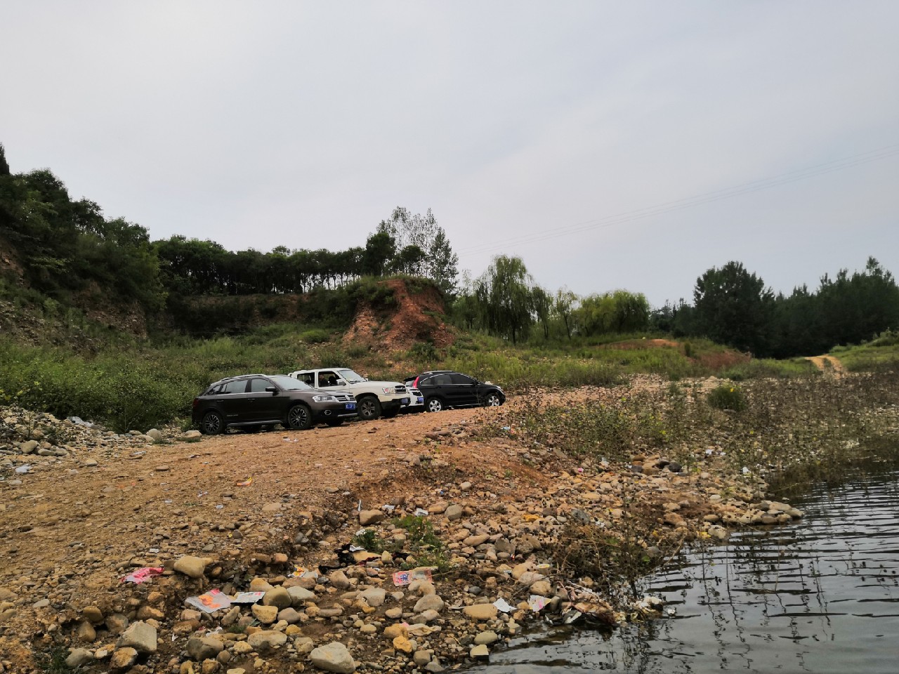 手里的竿水里的鱼，还有捡垃圾的真钓鱼人