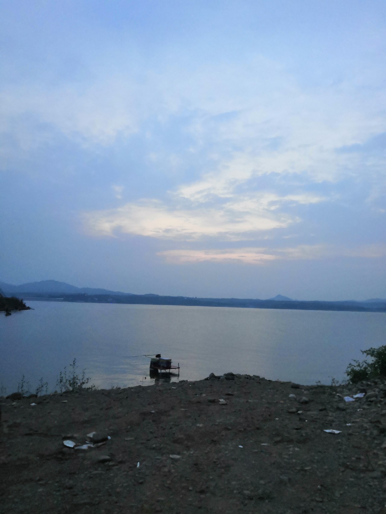 手里的竿水里的鱼，还有捡垃圾的真钓鱼人