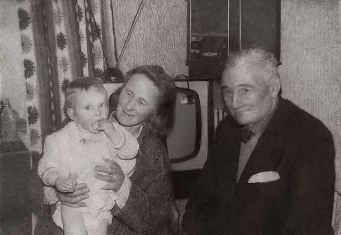 原来的老照片修复一下,修复污损老照片