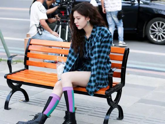 杨幂同款卷边袜,杨幂波点袜时尚大片