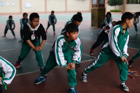 “问题少年”因教练一句话而改变，用刹车线教出20名世界冠军