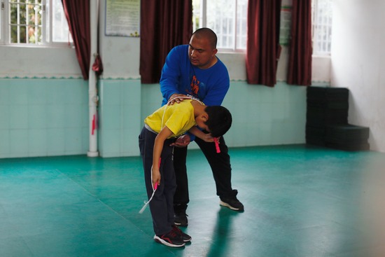 “问题少年”因教练一句话而改变，用刹车线教出20名世界冠军