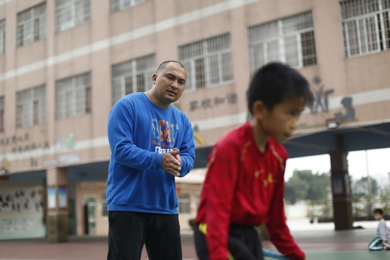 “问题少年”因教练一句话而改变，用刹车线教出20名世界冠军