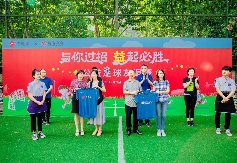 足球让孩子们不再孤独,足球让我们不孤单