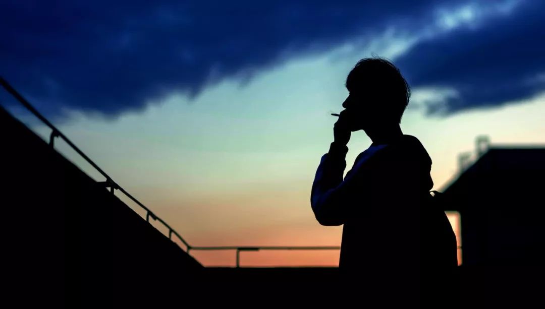 十岁男孩痛哭父亲,7岁男童不幸遇难父亲悲痛欲绝