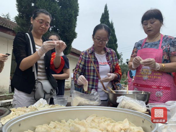 志愿者们到敬老院包饺子,包饺子志愿者活动