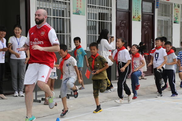 大河“爱的交响”助学活动走进周口，情暖偏僻学校师生