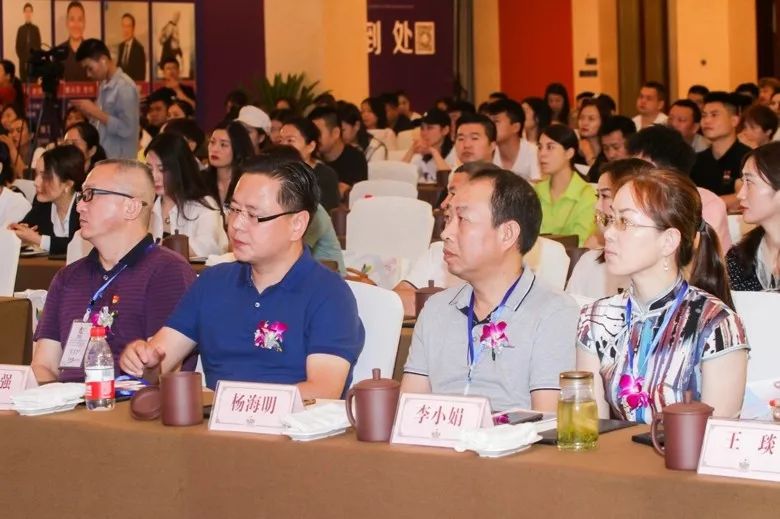 2019首届（中国）羽绒服原创设计论坛暨平湖·中国服装城原创羽绒服采购节盛大启幕