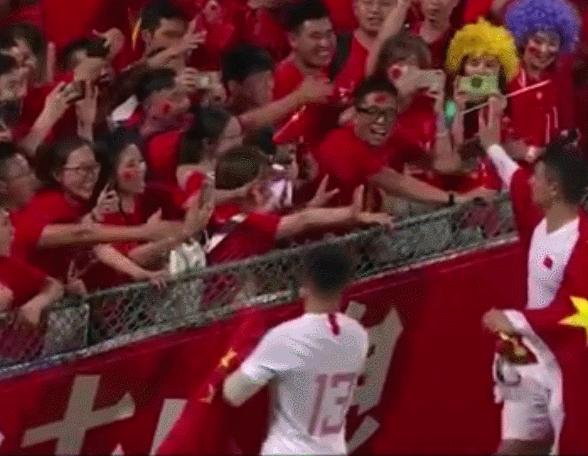 艾克森霸气庆祝,艾克森李可感人视频