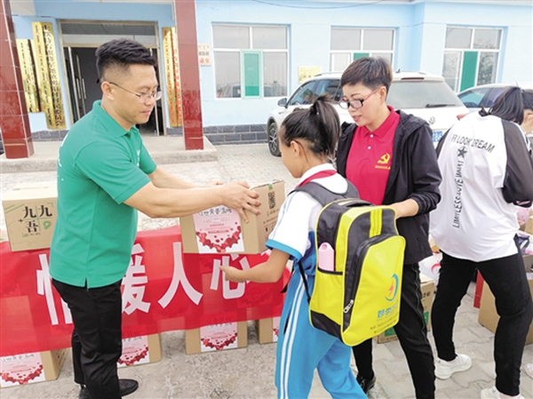 包头土默特右旗：留守儿童的“大礼包”百公里爱心传递