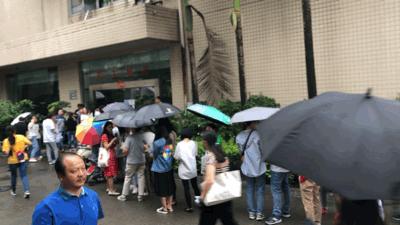 华西北大出的月饼排队买，“五仁”走俏蟹卡畅销，今年中秋好意外