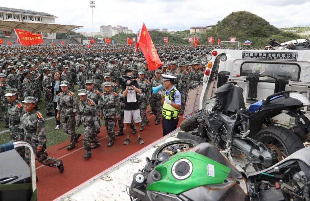 交通事故车进校园“还原”事故现场——特殊的大学第一课