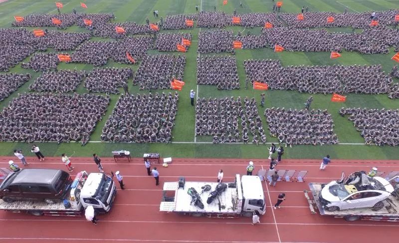 交通事故车进校园“还原”事故现场——特殊的大学第一课