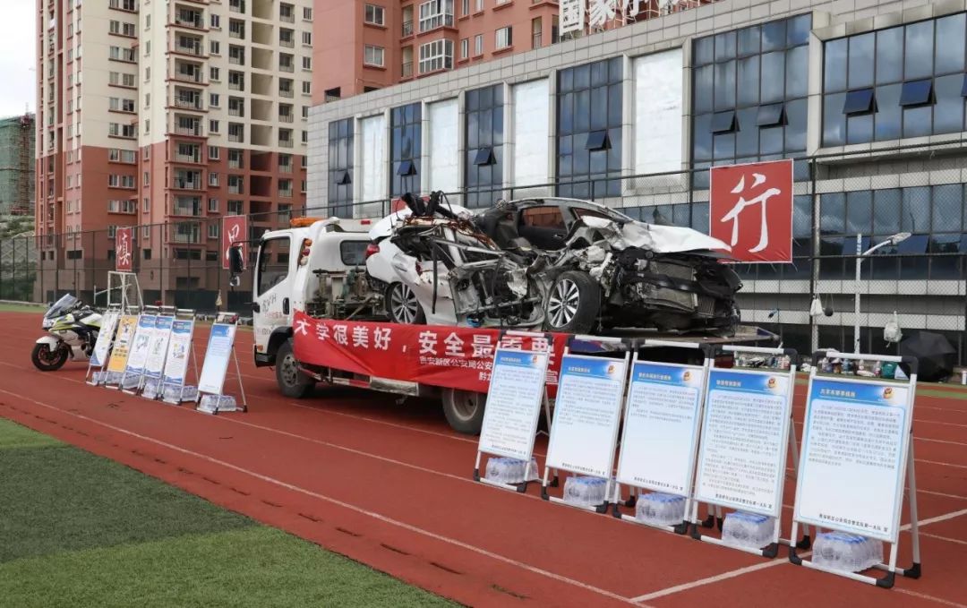 交通事故车进校园“还原”事故现场——特殊的大学第一课