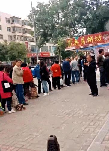 买月饼排队,一年一度买月饼排队开始了