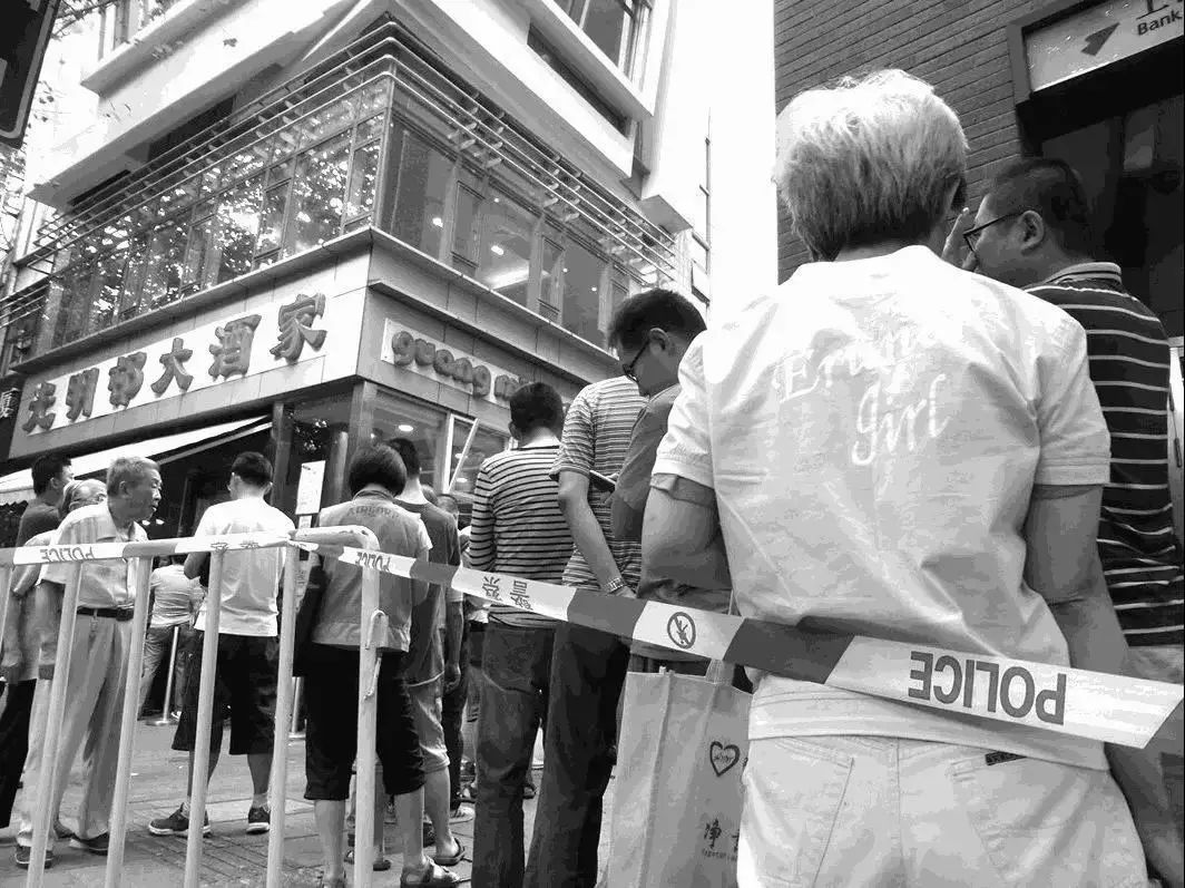 买月饼排队,一年一度买月饼排队开始了