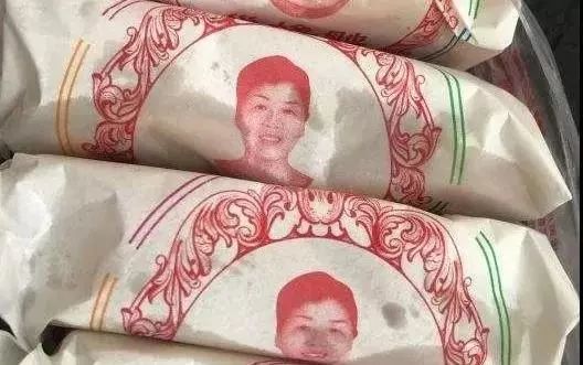 买月饼排队,一年一度买月饼排队开始了