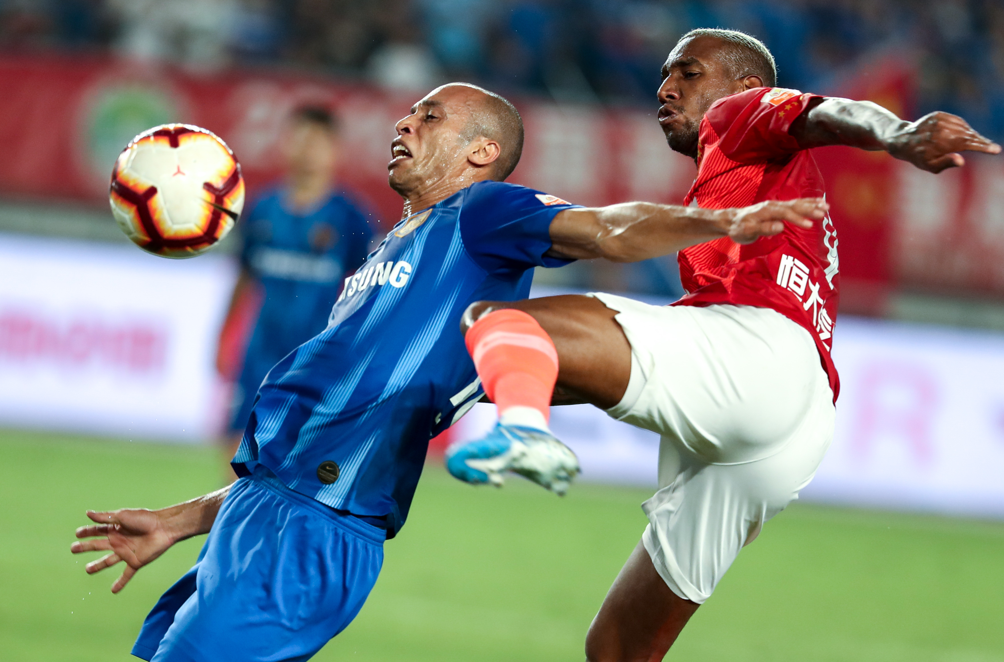 中超联赛苏宁对战鲁能,广州恒大淘宝队对江苏苏宁易购