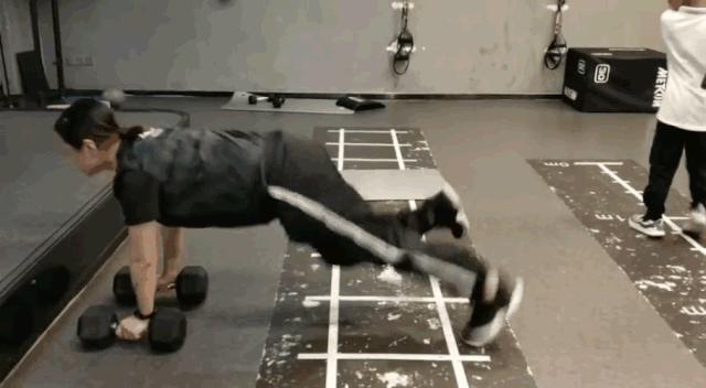 太猛了！杭州37岁孕妈火上抖音！举60斤杠铃，每天跑5公里，预产期当天还在健身房……