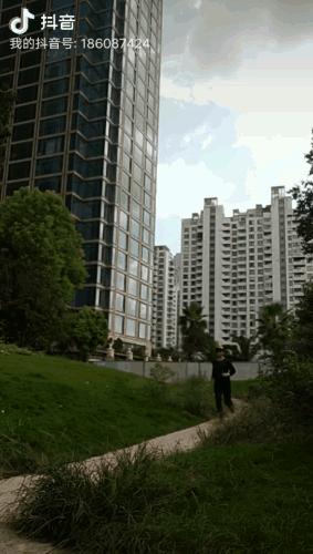 太猛了！杭州37岁孕妈火上抖音！举60斤杠铃，每天跑5公里，预产期当天还在健身房……