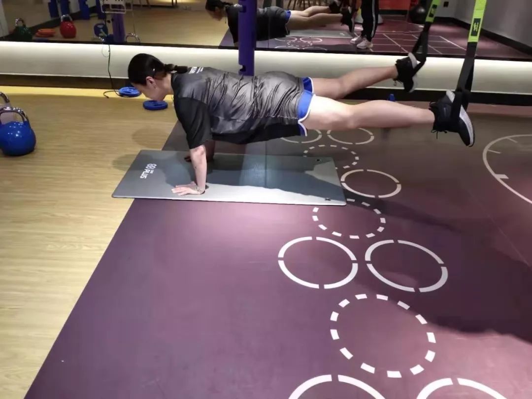 太猛了！杭州37岁孕妈火上抖音！举60斤杠铃，每天跑5公里，预产期当天还在健身房……