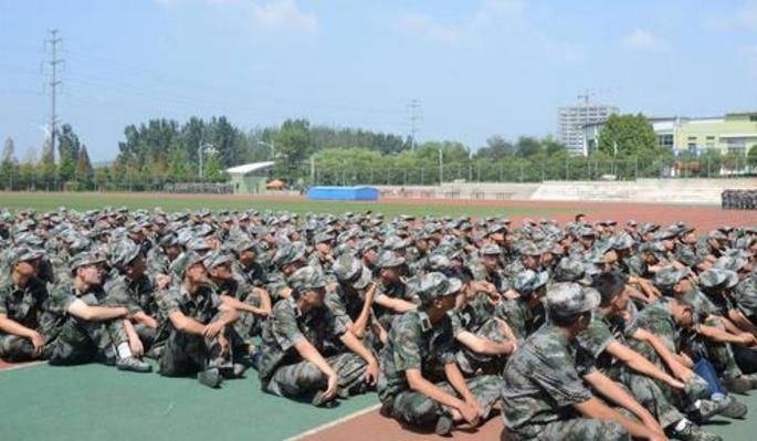 大一军训太苦欲退学,大一新生在军训过程中不服管教