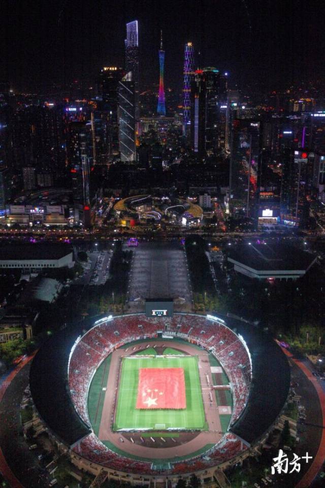 天河体育中心全场沸腾,体育场一片沸腾