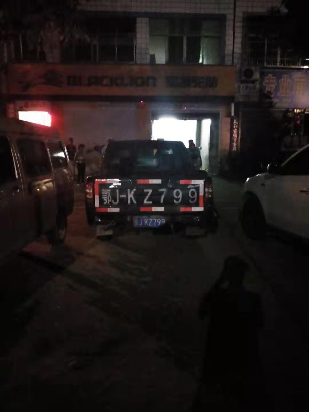 交警夜查酒驾男子弃车逃跑,男子酒驾遇交警弃车佯装路人闲逛