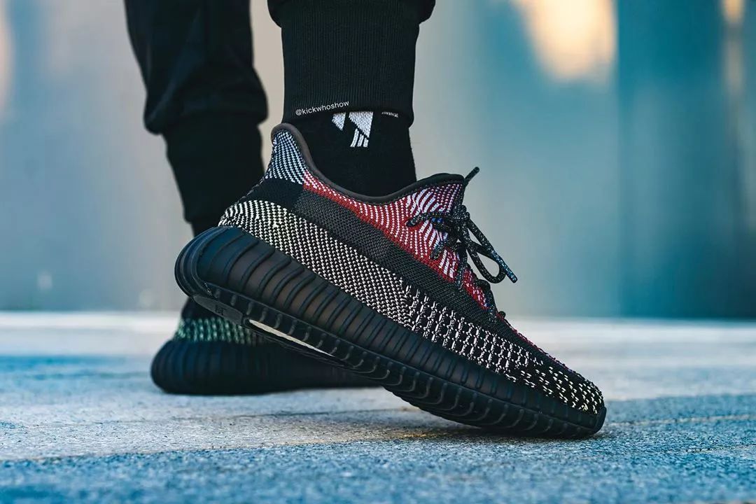 yeezy350黑红搭配,yeezy350v2荧光绿非反光评测