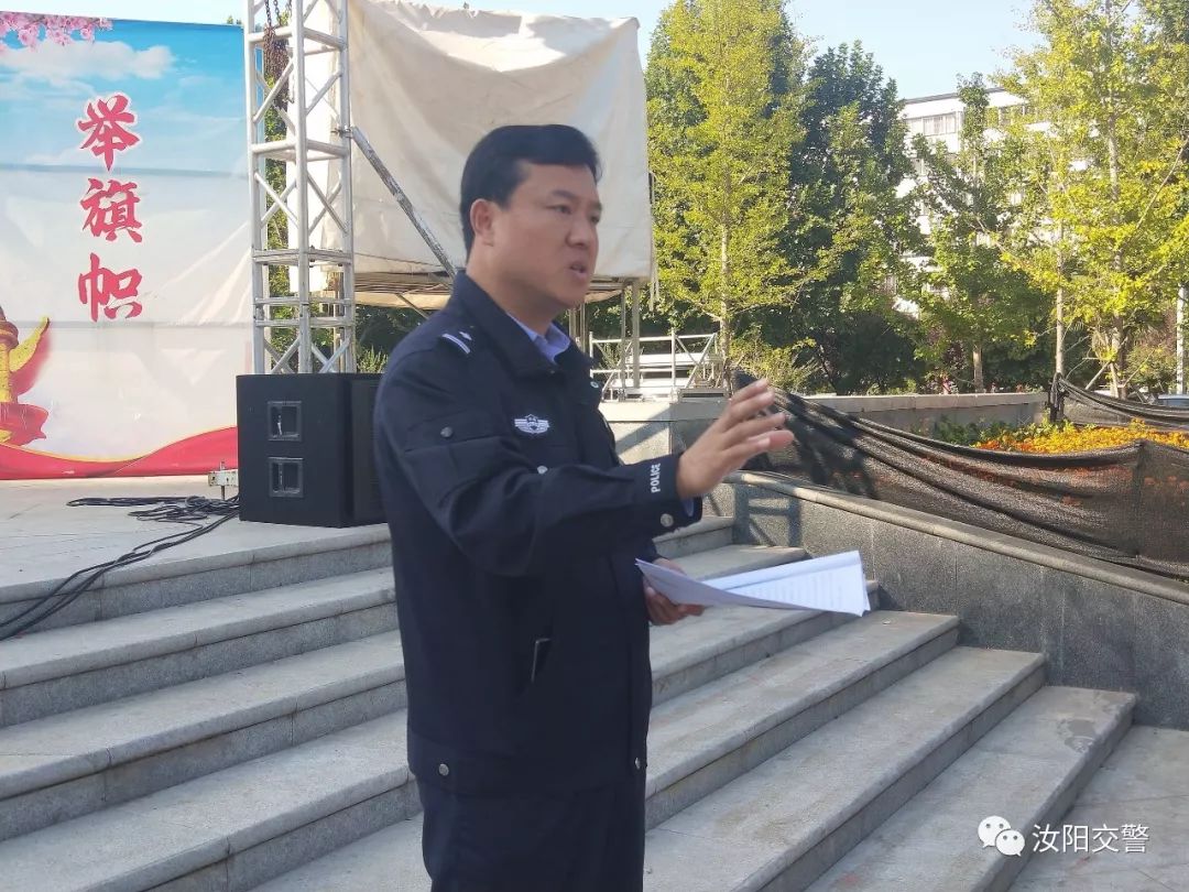 洛阳交警给队友送惊喜,交警为滞留司机送爱心餐