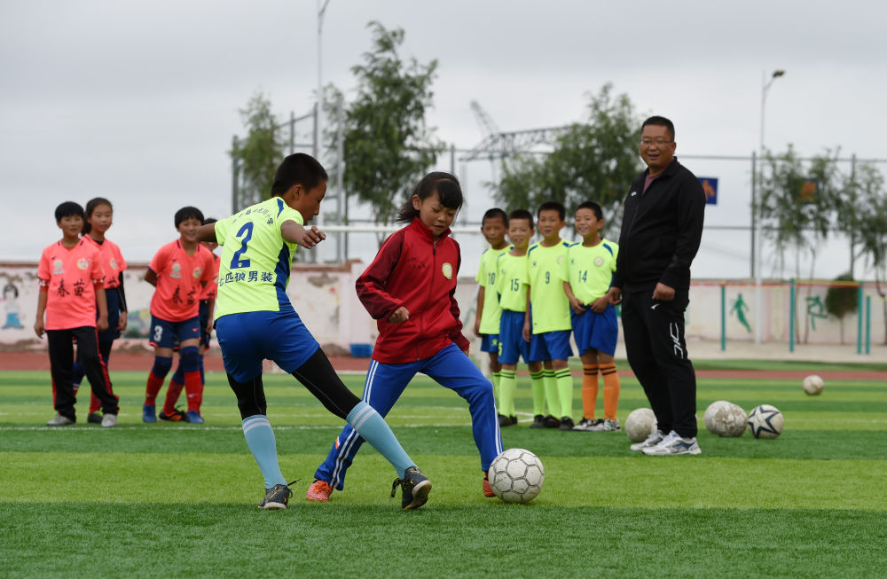 和羊羔踢球的女孩儿——从兰州榆中县大山深处到英国赛场