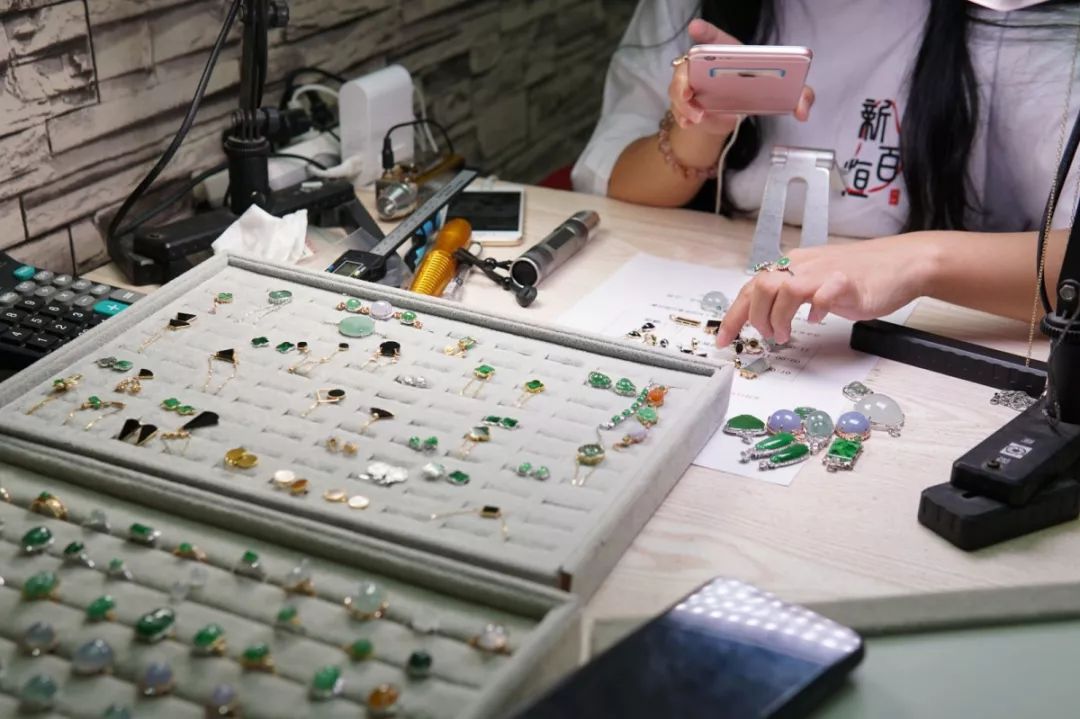 每天几十万人观看的直播,每天直播30万人观看