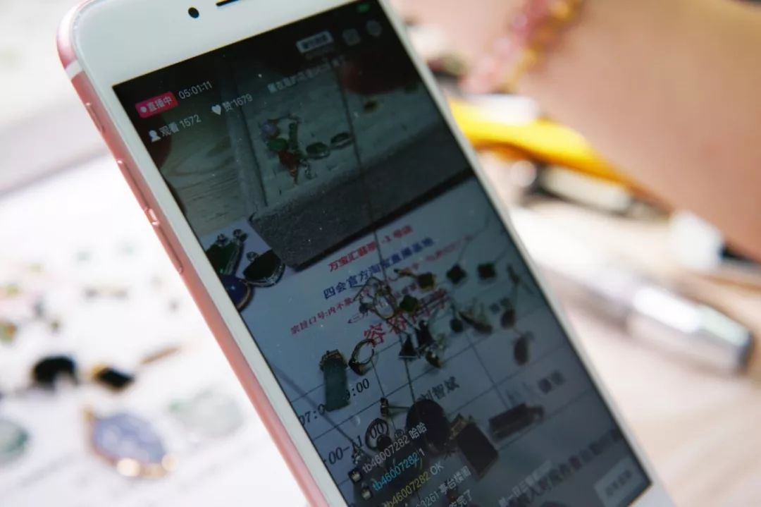 每天几十万人观看的直播,每天直播30万人观看