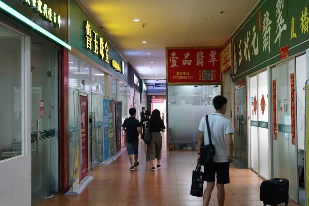 每天几十万人观看的直播,每天直播30万人观看