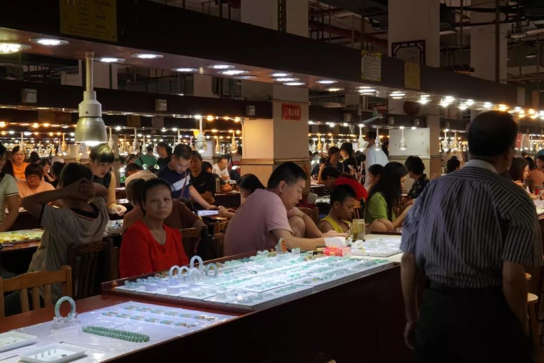 每天几十万人观看的直播,每天直播30万人观看