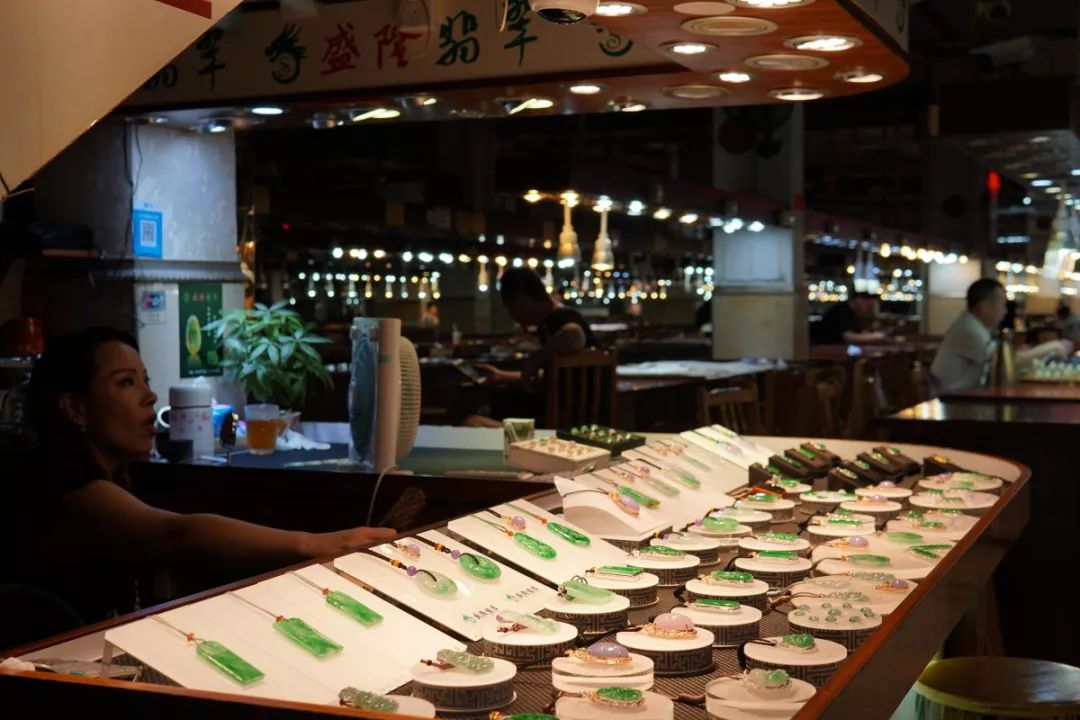 每天几十万人观看的直播,每天直播30万人观看