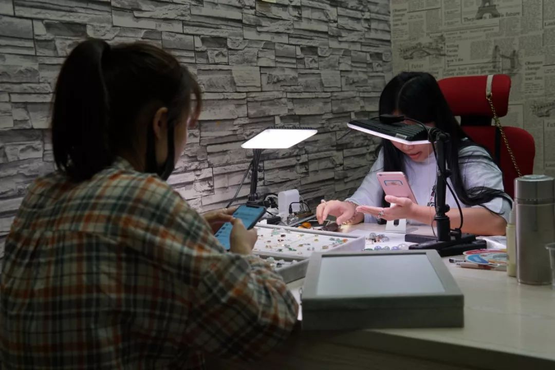 每天几十万人观看的直播,每天直播30万人观看