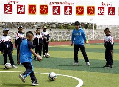 为了巴塘孩子的足球梦成都女老师坚守雪域高原5年