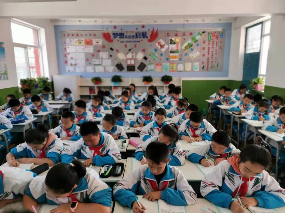 小学二年级墙报主题,二年级布置班级文化墙手抄报